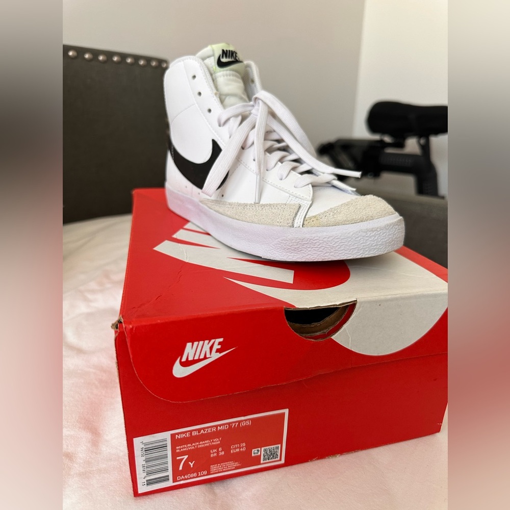 Youth 7 Nike Blazers